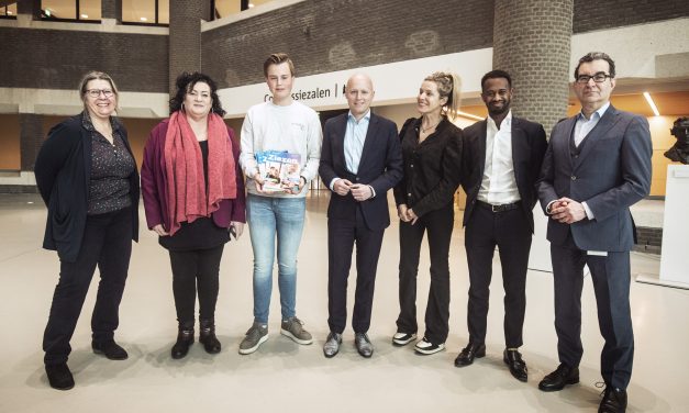 Ziezon Magazine overhandigd aan Kamerleden